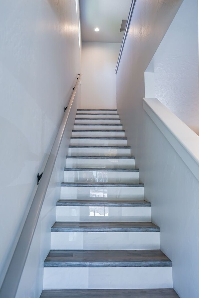 Building Photo - 2148