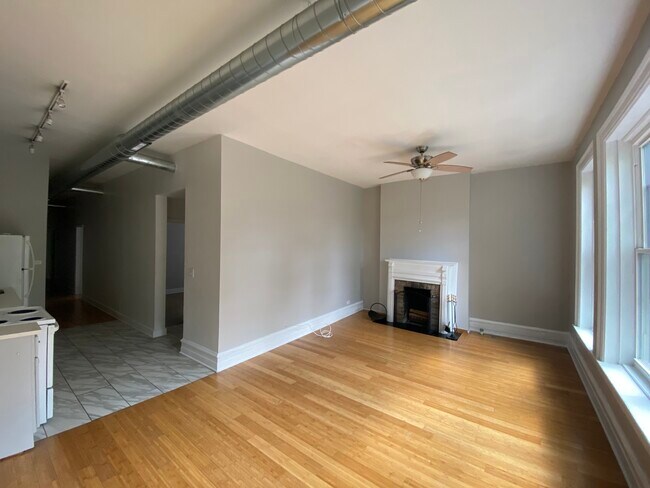 Foto del edificio - 2719 N Pine Grove Ave