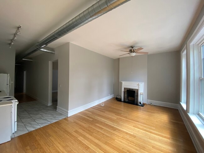 Building Photo - 2719 N Pine Grove Ave