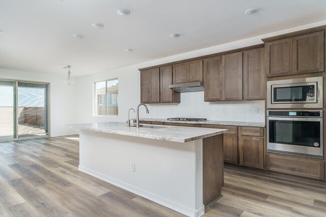 Building Photo - GREAT HOME IN ACTIVE ADULT COMMUNITY!