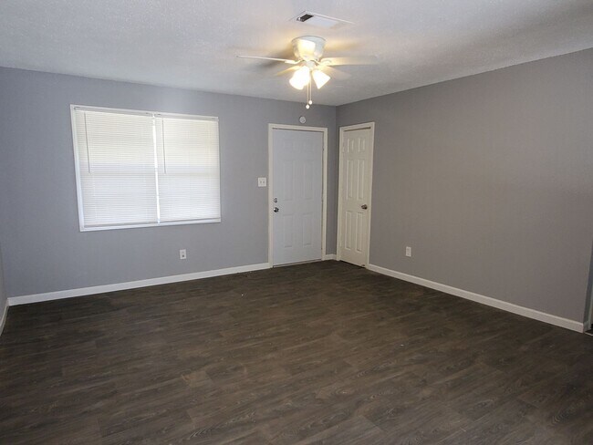 Foto del edificio - Amazing 3 Bedroom home with large yard!