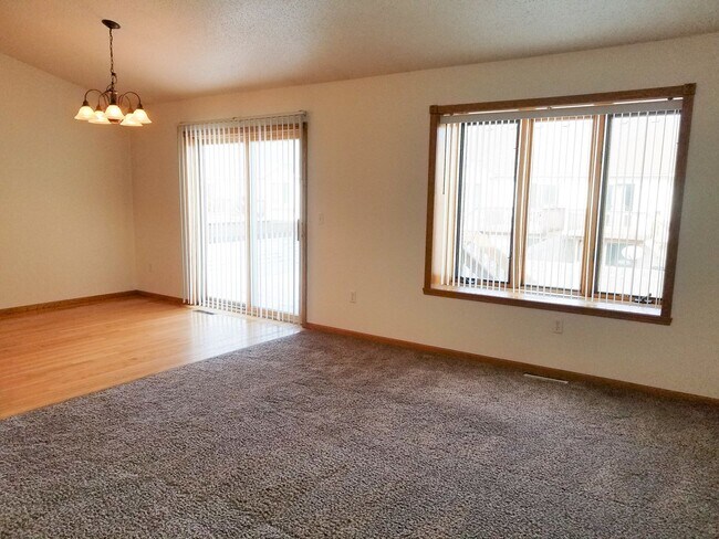 Foto del edificio - Comfortable 3-Bedroom with Garage & Fenced Yard