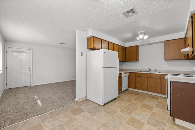 Building Photo - Charming townhome centrally located with great access to the Greenbelt and BSU!