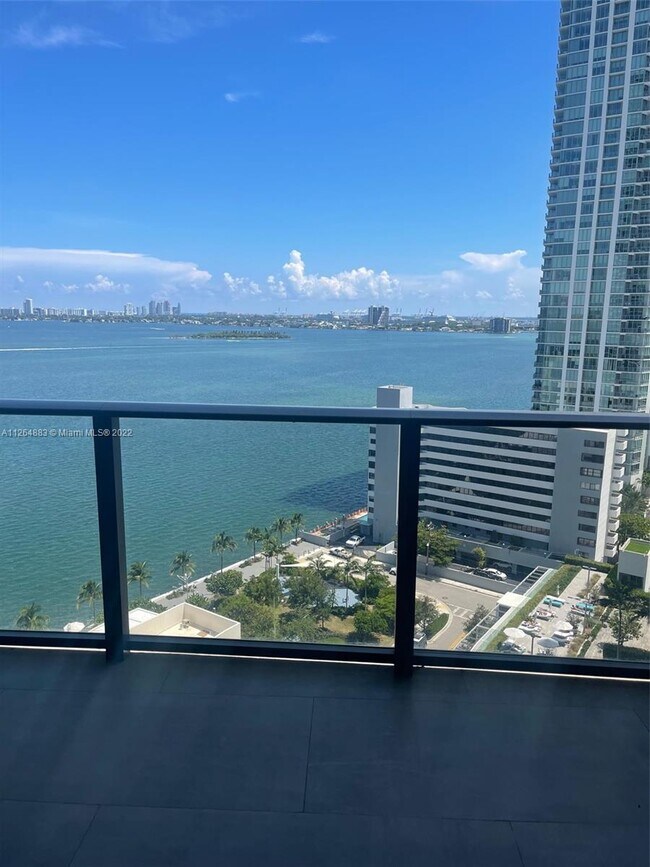Foto del edificio - 650 NE 32nd St