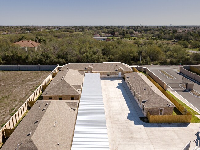 Small, secluded community. - 5600 Nightingale