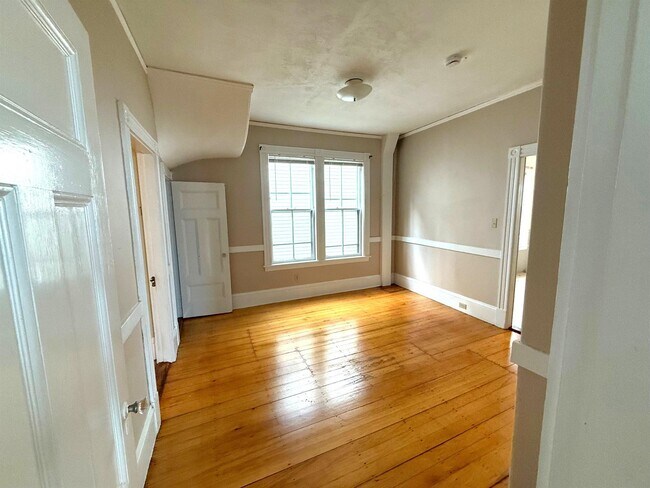 Foto del edificio - 55 Rindge Ave
