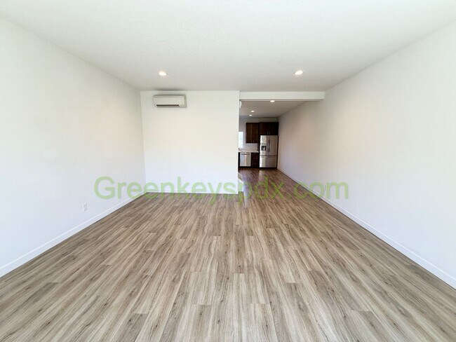 Building Photo - Modern 2-Bedroom Townhome on 3 Levels with Garage, A/C and Private Patio – Great SE Portland Loca...