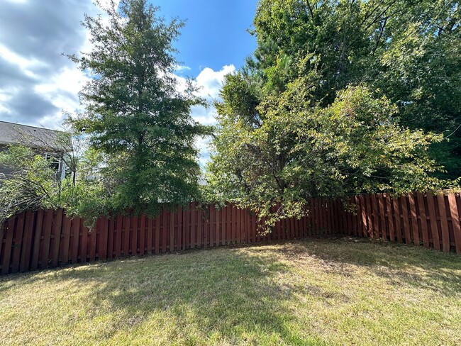 Building Photo - 3 bed/2 bath home with 1-car garage for re...