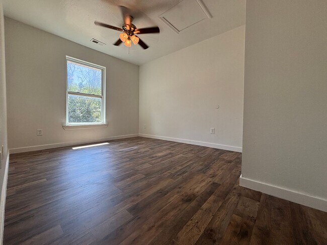 Building Photo - Great Home 3 Bedroom 1 bathroom