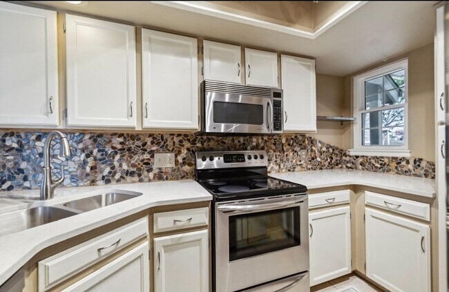 Foto del edificio - $0 DEPOSIT OPTIONS. SPACIOUS 2 BED, 2.5 BA...