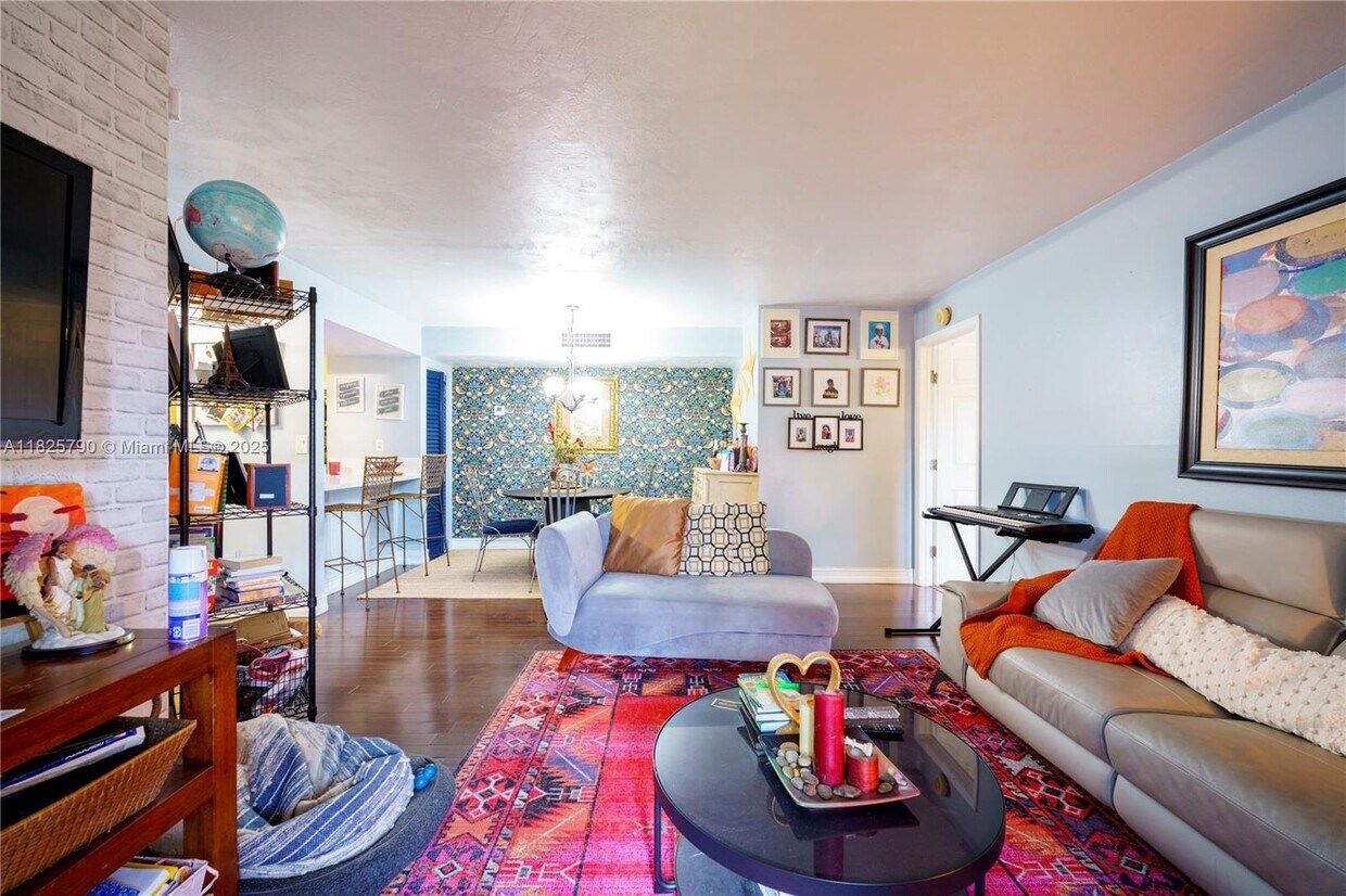 Foto principal - 933 NE 199th St