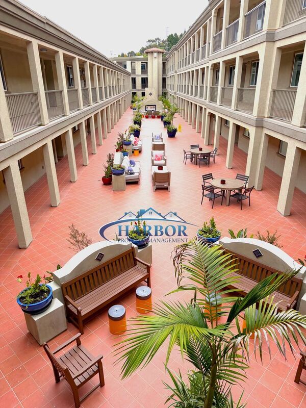 Foto del edificio - 927 Deep Valley Dr
