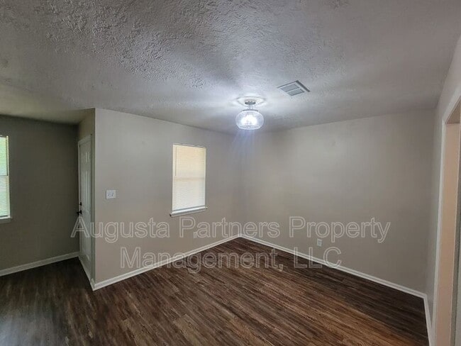 Foto del edificio - ~153 Stoneybrooks Pl