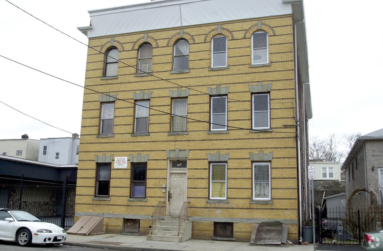 Foto del edificio - 396 N 5th Ave