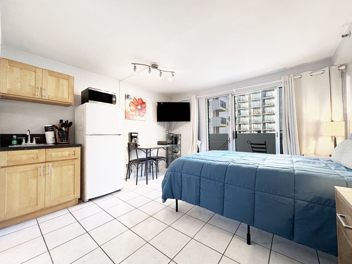 Primary Photo - Furnished Waikiki Studio with A/C