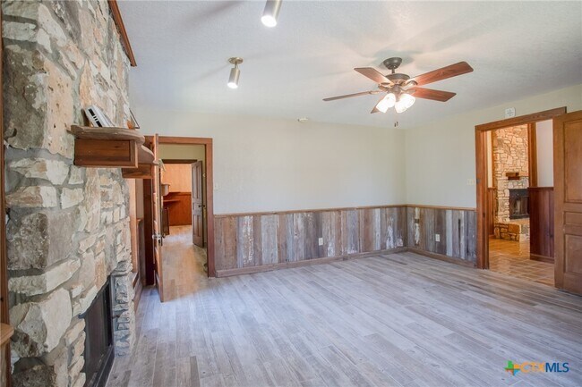 Foto del edificio - 4692 S E River Rd