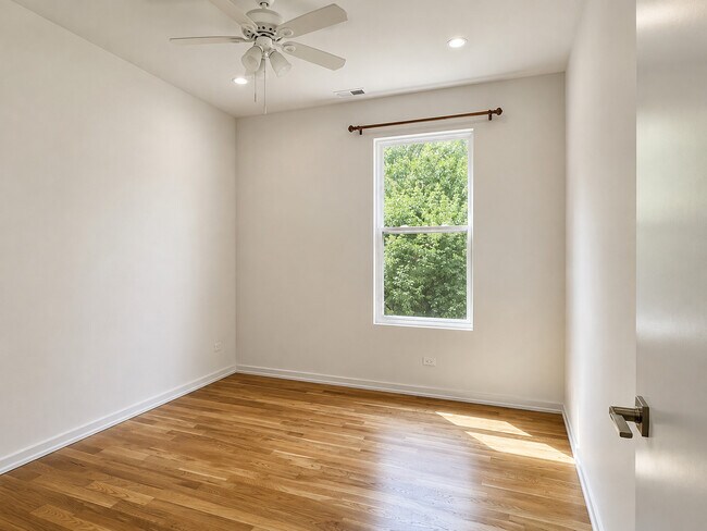 Foto del edificio - 822 N Winchester Ave