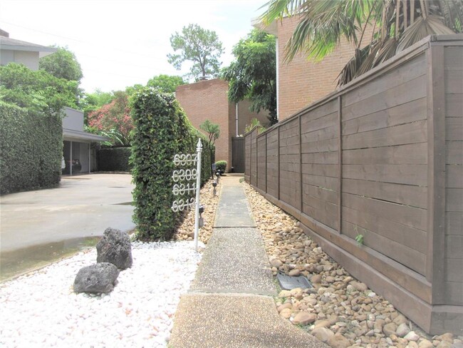 Foto del edificio - 6313 Deerwood Rd