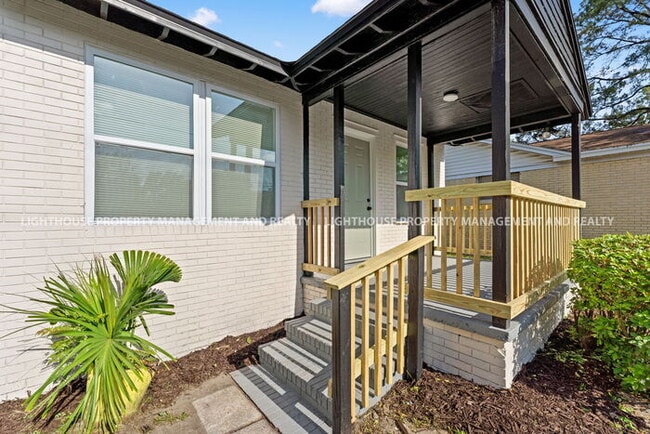 Building Photo - NEWLY RENOVATED 3 BED/1 BATH HOME!