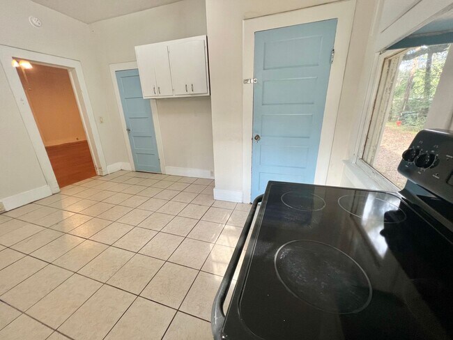 Building Photo - 2049 Bellevue Way - Sunroom & Full of Char...