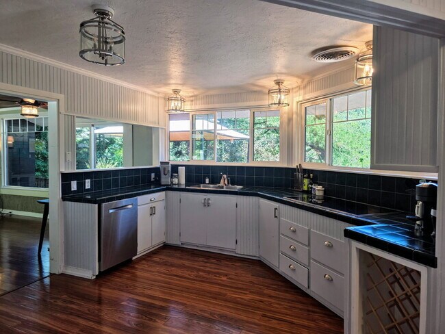 Foto del edificio - Serene Modern Living with Majestic Views ++ Bonus Units
