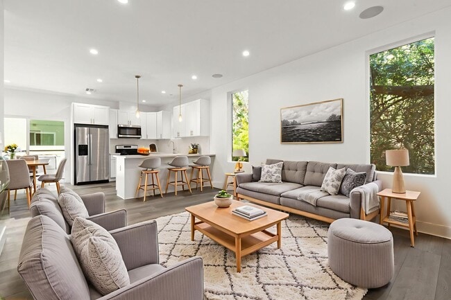 Interior Photo - 1032-1038 N Oxford Ave