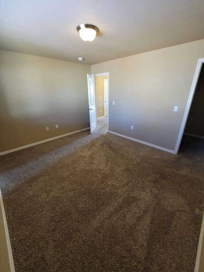 Foto del edificio - Spacious 4 Bedroom for Rent on Desert Lily