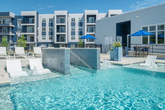 Pool - Signature Pointe