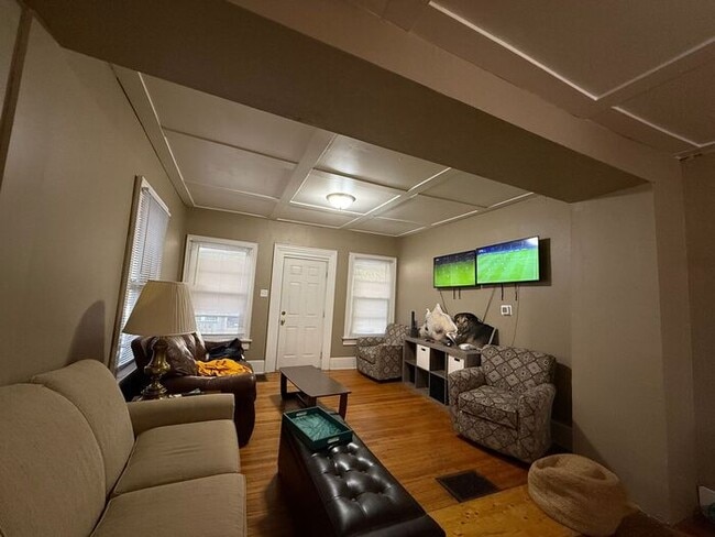 Building Photo - $3,000 | 5 Bedroom, 2 Bathroom House | NO ...