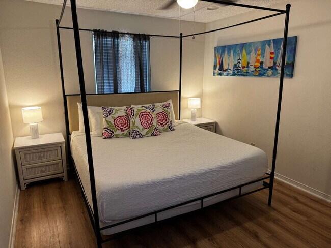 Building Photo - "Coastal Comfort Awaits: Spacious 2-Bed, 2...