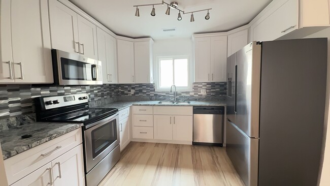 Building Photo - Spacious 2-Bedroom Condo!