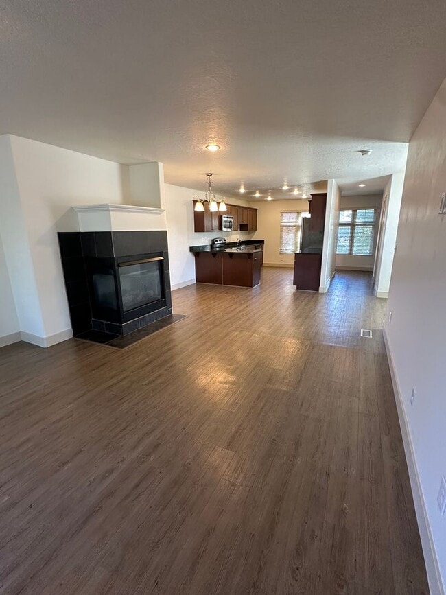 Building Photo - GET $1000 OFF THE FIRST MONTHS RENT!!!