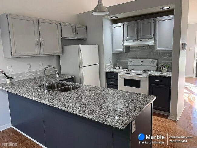 Building Photo - 2 br, 1 bath Townhome - 2518 Hitchcock Dr