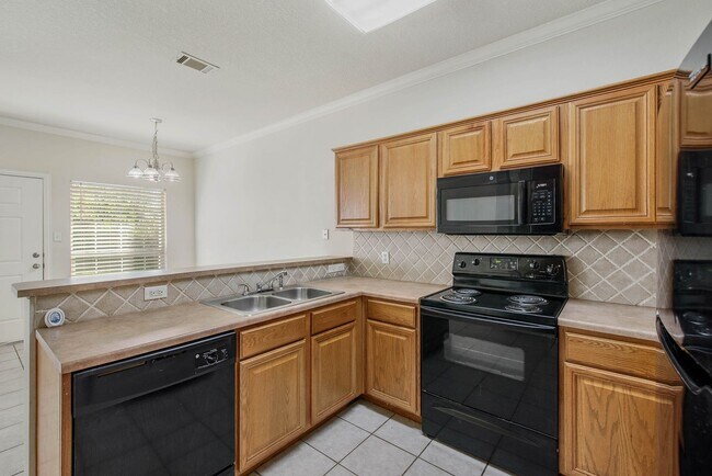 Foto del edificio - SUBLEASE AVAILABLE IMMEDIATELY!  Great 4 Bedroom 4 Bathroom Townhome on the Bus Route