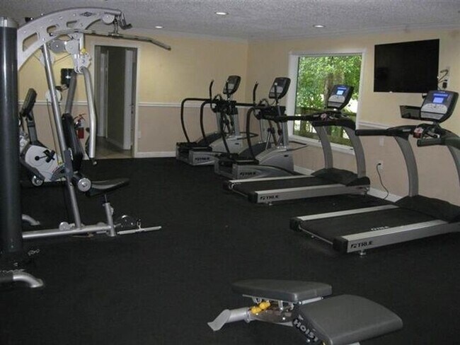 Building Photo - 1bedroom 1 bath Condo Off Blairstone Rd In...