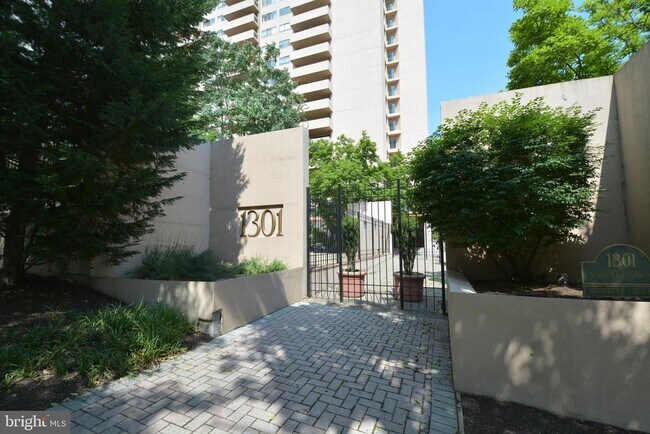 Foto del edificio - 1301 N Courthouse Rd