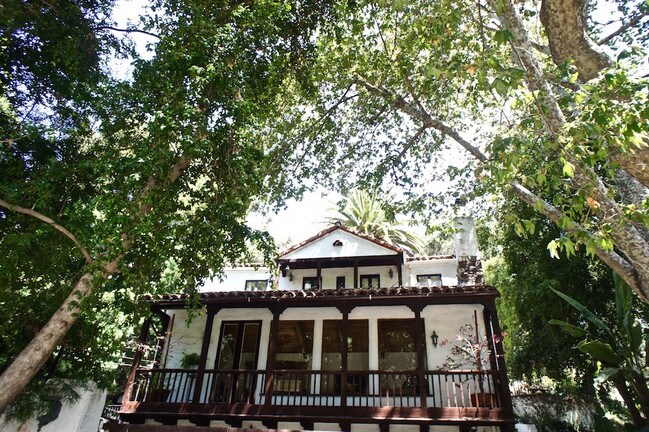 Foto del edificio - 8635 Wonderland Ave