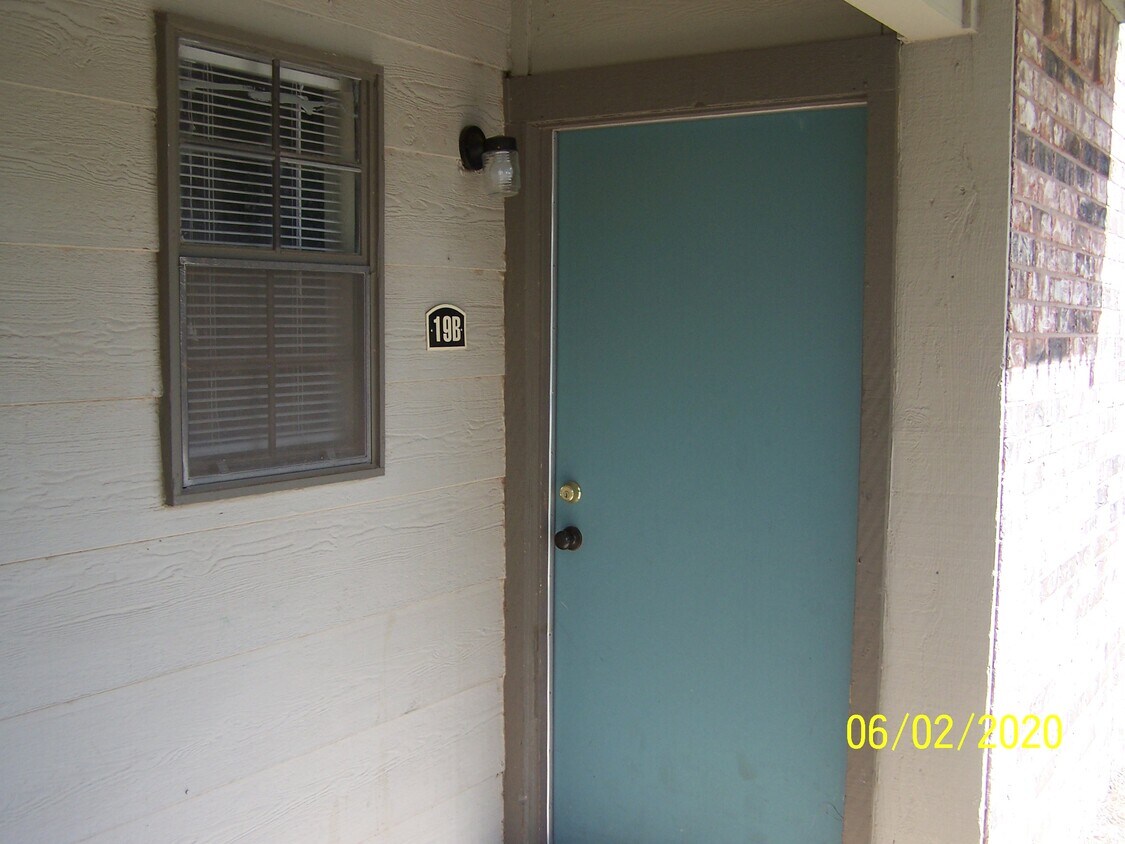 Primary Photo - 408 N Oakwood Rd