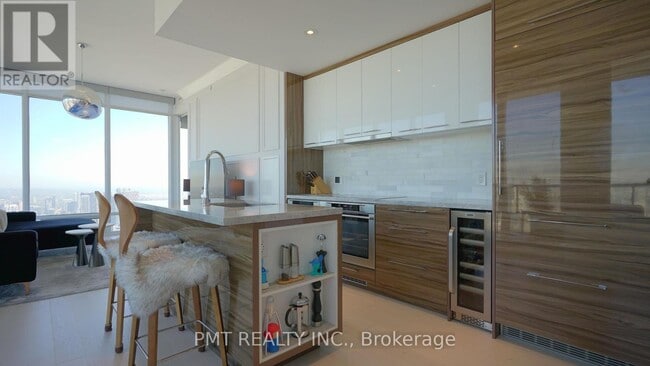 Building Photo - 488 University Ave