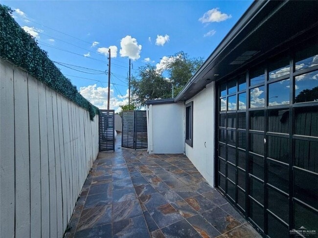 Building Photo - 2828 Highland Ave