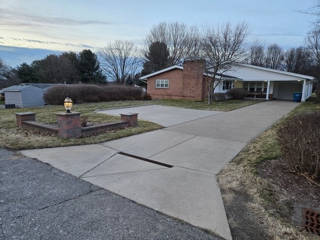 Building Photo - 132 Corll St