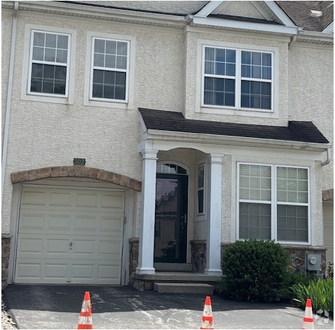 Building Photo - 502 Rolling Hill Dr