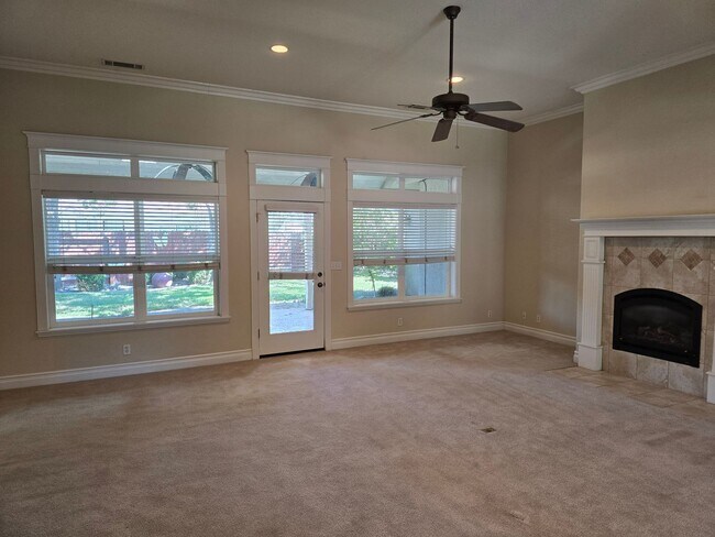 Foto del edificio - 105 Sterling Oaks Dr