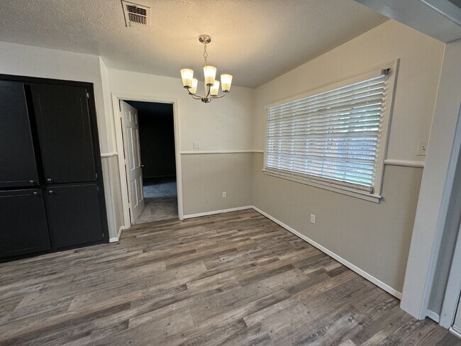 Foto del edificio - Beautiful Updated 3/2/2 Home in Nice Neighborhood!