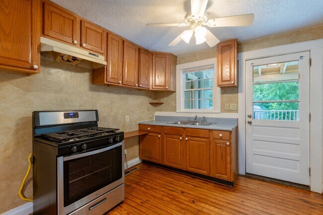Building Photo - Convenient 2/1 home in the middle of town!