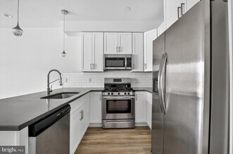 Building Photo - 381 Martin St