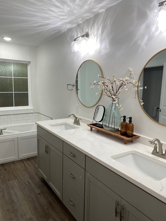 En Suite - 1001 Sylvan Hill Dr