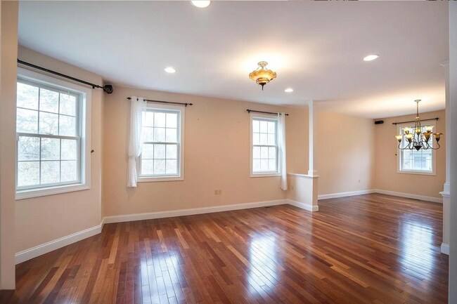 Foto del edificio - 4 Bedroom House For Rent