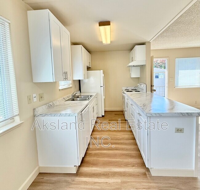 Building Photo - 2120 Chrysler Dr