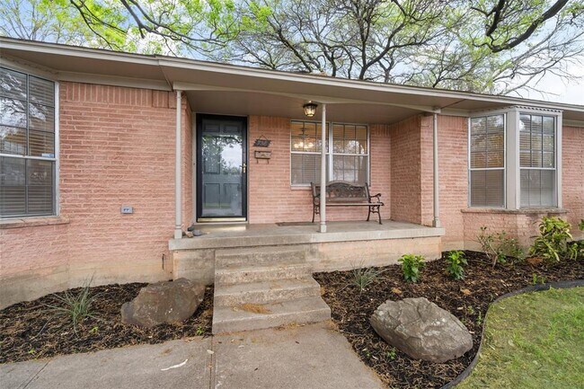 Building Photo - 738 James Dr